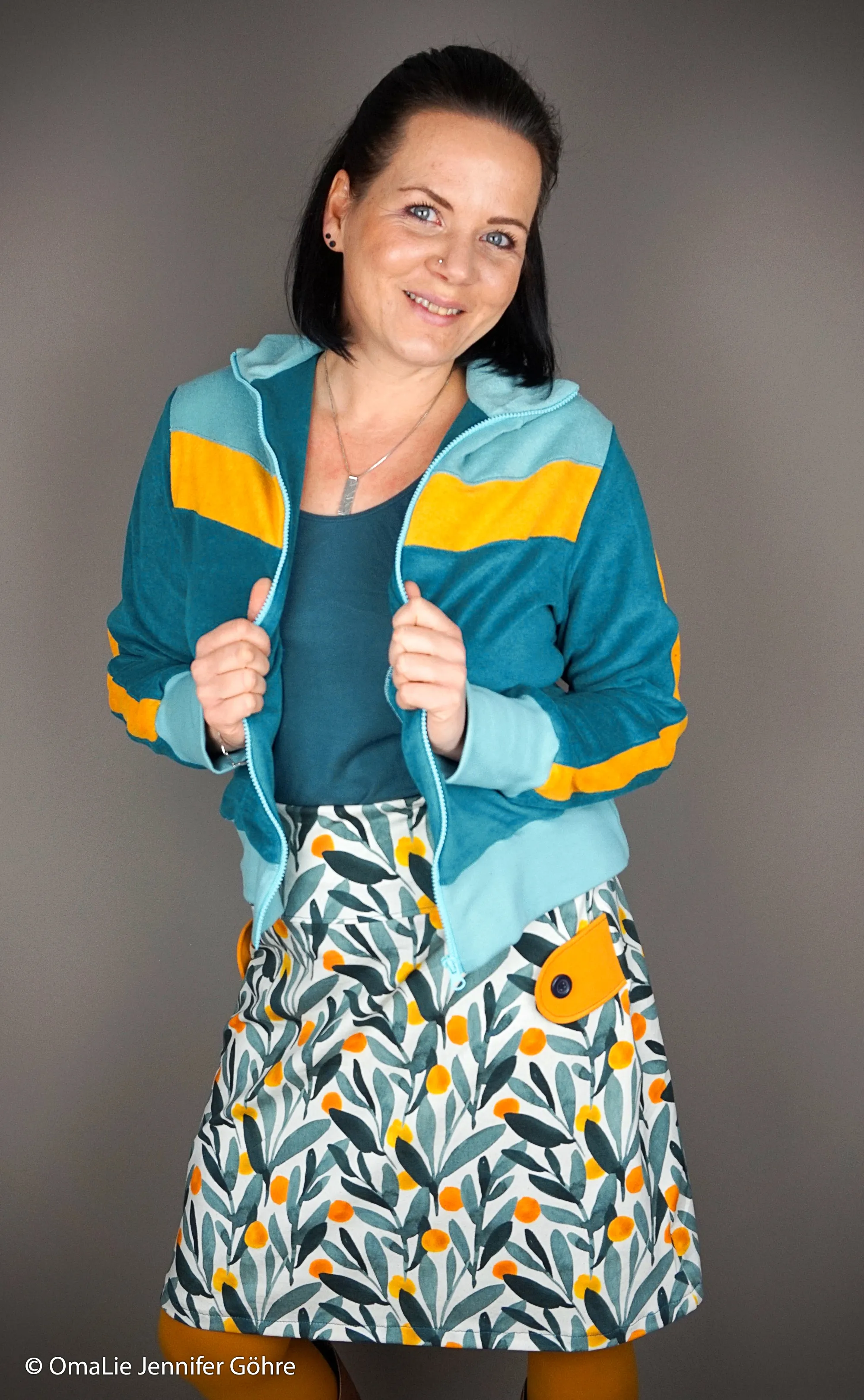 Tricot met bladeren en oranje stippen